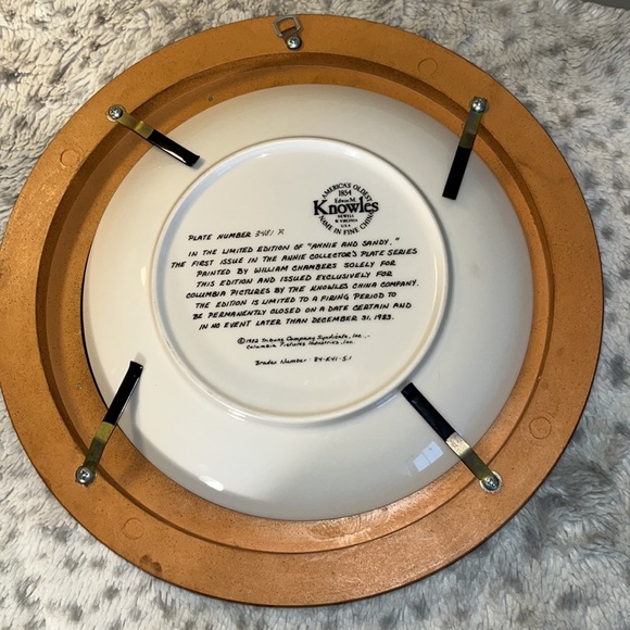 Annie & Sandy Limited Edition Plate with Wood Frame Made For Columbia Pictures - Picture 2 of 3